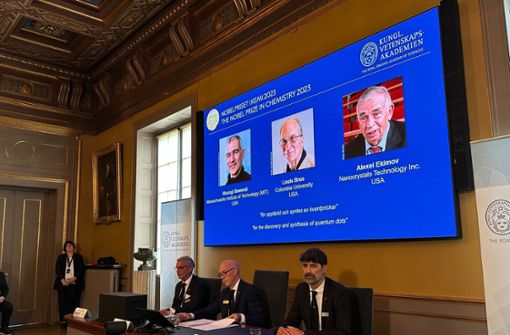 Auf der Projektion während der Bekanntgabe des Nobelpreises für Chemie sind die Wissenschaftler Moungi Bawendi (von links nach rechts), Louis Brus und Alexei Ekimov zu sehen. Foto: dpa/Steffen Trumpf