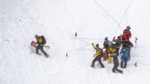 Massive Lawine reißt Skiläufer mit - sechs Verschüttete gerettet
