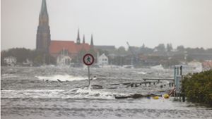 Das Wasser aus der Schlei überschwemmt in Schleswig einen Bootshafen. Foto: dpa/Frank Molter
