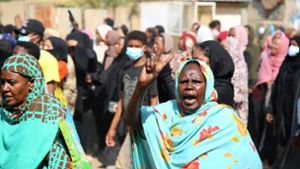 Viele Menschen im Sudan protestieren gegen die Machtübernahme durch die Militärs. Foto: dpa/Ashraf Idris