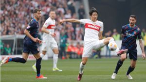 Sicher am Ball: Hiroki Ito (Mitte) ist in Dortmund die letzte verbliebene Stammkraft in der Innenverteidigung des VfB Stuttgart. Foto: Baumann/Volker Müller