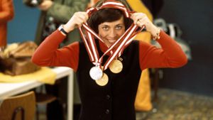 Mythos „Gold-Rosi“: Bei den  Olympischen Spielen 1976  in Innsbruck errang Rosi Mittermaier in drei Alpinen Disziplinen jeweils eine Medaille. Zu Gold in Abfahrt und Slalom kam die Silbermedaille im Riesenslalom. Foto: imago/Frinke/imago sportfotodienst