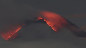 Der indonesische Vulkan Merapi spuckte in der Nacht zum Donnerstag Lawinen heißer Wolken aus Foto: dpa/Ranto Kresek