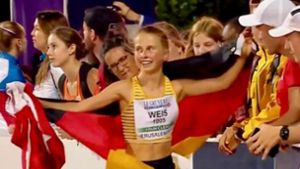Ehrenrunde: Kira Weis hat mit einem mutigen Lauf die Silbermedaille über 5000 Meter bei der U-20-EM in Jerusalem gewonnen. Foto: Screenshot/
