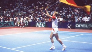 Feier mit Fahne: Boris Becker 1987, nach dem großen Spektakel von Hartford Foto: imago/Sven Simon