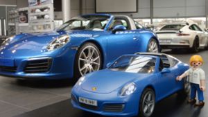 Der in Lizenz gebaute Playmobil-Porsche und sein originales Vorbild der Modellreihe 911. Foto: Berny Meyers/