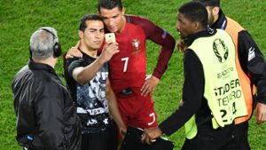 Ein Selfie mit dem Star: dieser Fan ist nach dem Spiel gegen Österreich auf den Platz gestürmt, um ein Foto mit Ronaldo zu machen. Foto: AFP