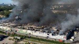 Das Einkaufszentrum in Polens Hauptstadt ist nahezu komplett niedergebrannt. Foto: Leszek Szymanski/PAP/dpa
