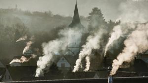 Rauchende Schornsteine, hier in Oberstenfeld im Landkreis Ludwigsburg, verursachen eine hohe Feinstaubbelastung. Foto: Imago//Ralf Polle