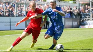 Hart umkämpftes Derby: Mattis  Hoppe (li.) gegen Kickers-Torschütze Christian Mauersberger Foto: Baumann/Julia Rahn