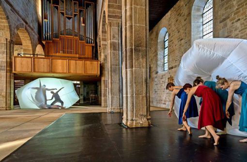 Die Tänzerinnen der Sindelfinger Musikschule erobern sich die leere Kirche. Sie spielen mit dem Raum – und Lichtobjekten des Künstlers Frank  Fierke. Foto: factum/Weise