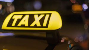 Fahrgäste flüchten, ohne ihre Taxifahrt zu bezahlen. Die Polizei sucht Zeugen (Symbolfoto). Foto: IMAGO/Olaf Döring/IMAGO/Olaf Döring