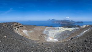 Blick über den großen Krater Gran Cratere auf der  Insel Vulcano. Europ Foto: IMAGO/imagebroker/IMAGO/imageBROKER/Sonja Jordan