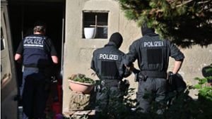 Wegen des Verdachts der Volksverhetzung haben Polizisten die Wohnung eines 65-Jährigen in Bayern durchsucht (Symbolfoto). Foto: picture alliance/dpa/Jan-Philipp Strobel