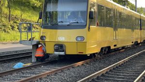 Stadtbahnunfall in Stuttgart-Zuffenhausen: 19-jährige Mercedes-Fahrerin kollidiert mit U7