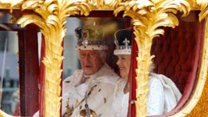In der goldenen Staatskutsche fuhren König Charles III. und Königin Camilla nach der Krönung durch die Straßen von London. Foto: AFP/Odd Andersen