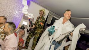 Bauunternehmer Florian Gauder (links) und Schönheitschirurg Oliver Gekeler mit ihrer Klopapierkanone bei der Geburtstagsfeier des Partygriechen Cavos. Foto: Andreas Engelhard