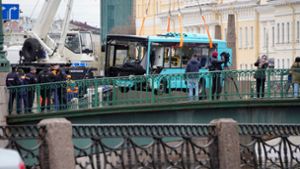 Bei dem Busunglück in St. Petersburg sind mehrere Menschen ums Leben gekommen. Foto: Dmitri Lovetsky/AP/dpa