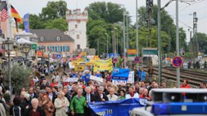 Ein Protestzug in Rüdesheim – der Streit mit der Bahn währt bereits viele Jahre. Foto:  