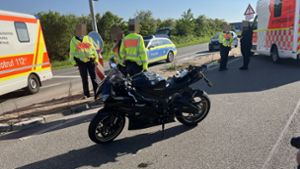 Der Motorradfahrer wurde in ein Krankenhaus gebracht. Foto: SDMG/Schulz