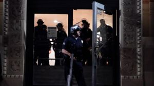 Polizei auf dem UCLA-Campus in der Nähe eines von pro-palästinensischen Demonstranten errichteten Lagers. Foto: Ryan Sun/AP/dpa