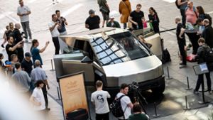 Teslas Cybertruck in der Mall of Berlin. Das Fahrzeug wird ab dieser Woche bis zum 7. Juli an über 100 Standorten in 20 Ländern zu sehen sein. Foto: Fabian Sommer/dpa