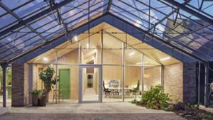 Der Architekt Harald Jahnke hat Gewächshaus in Tamm bei Ludwigsburg in einen großzügigen Wohntraum verwandelt. Foto: Dietmar Strauß/Jahnke Architektur