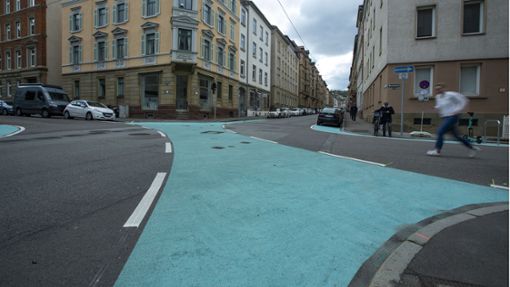 Fahrbahnmarkierungen zeigen die neue Straßenführung bereits an, ab Montag gilt sie offiziell. Foto: Lichtgut/Leif Piechowski