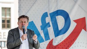Am ersten Mai trat Europa-Spitzenkandidat der AfD Maximilian Krah erstmals nach seiner Wahlkampf-Pause wieder öffentlich in Dresden auf. Foto: AFP/JENS SCHLUETER
