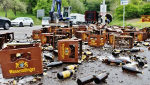 Unfall auf Landesstraße bei Murr: Lkw verliert beim Abbiegen hunderte Bierkisten