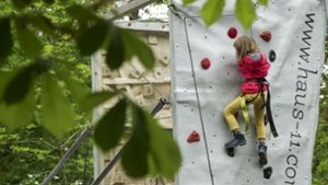 In der Übungswand zeigen die Kleinen, wie viel Spaß Klettern macht. Foto: Simon Granville