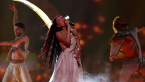 Eden Golan (M) aus Israel mit dem Titel Hurricane auf der Bühne beim Finale des Eurovision Song Contest 2024. Foto: Jens Büttner/dpa