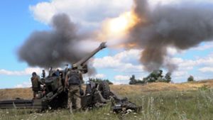 Ukrainische Soldaten beim Abfeuern einer Haubitze: Im Krieg gegen Russland spielt die Artillerie eine entscheidende Rolle. Foto: dpa/--
